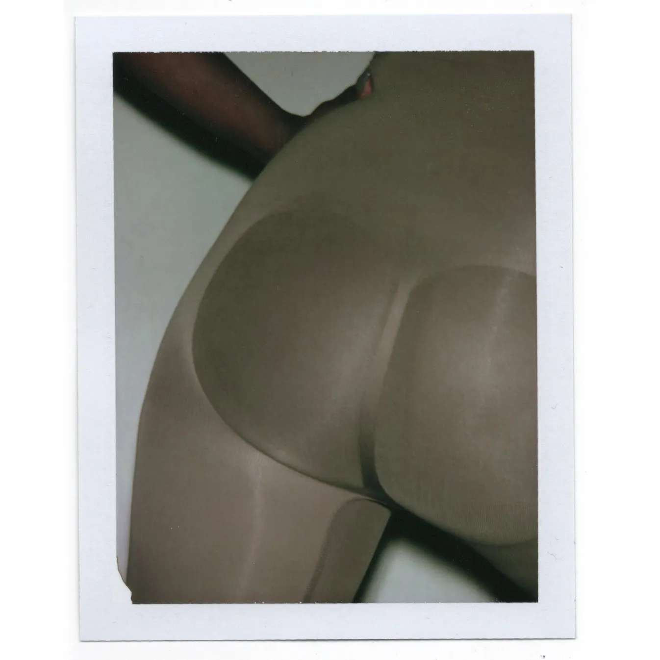 SCULPTING BODYSUIT MID THIGH W. OPEN GUSSET | OXIDE