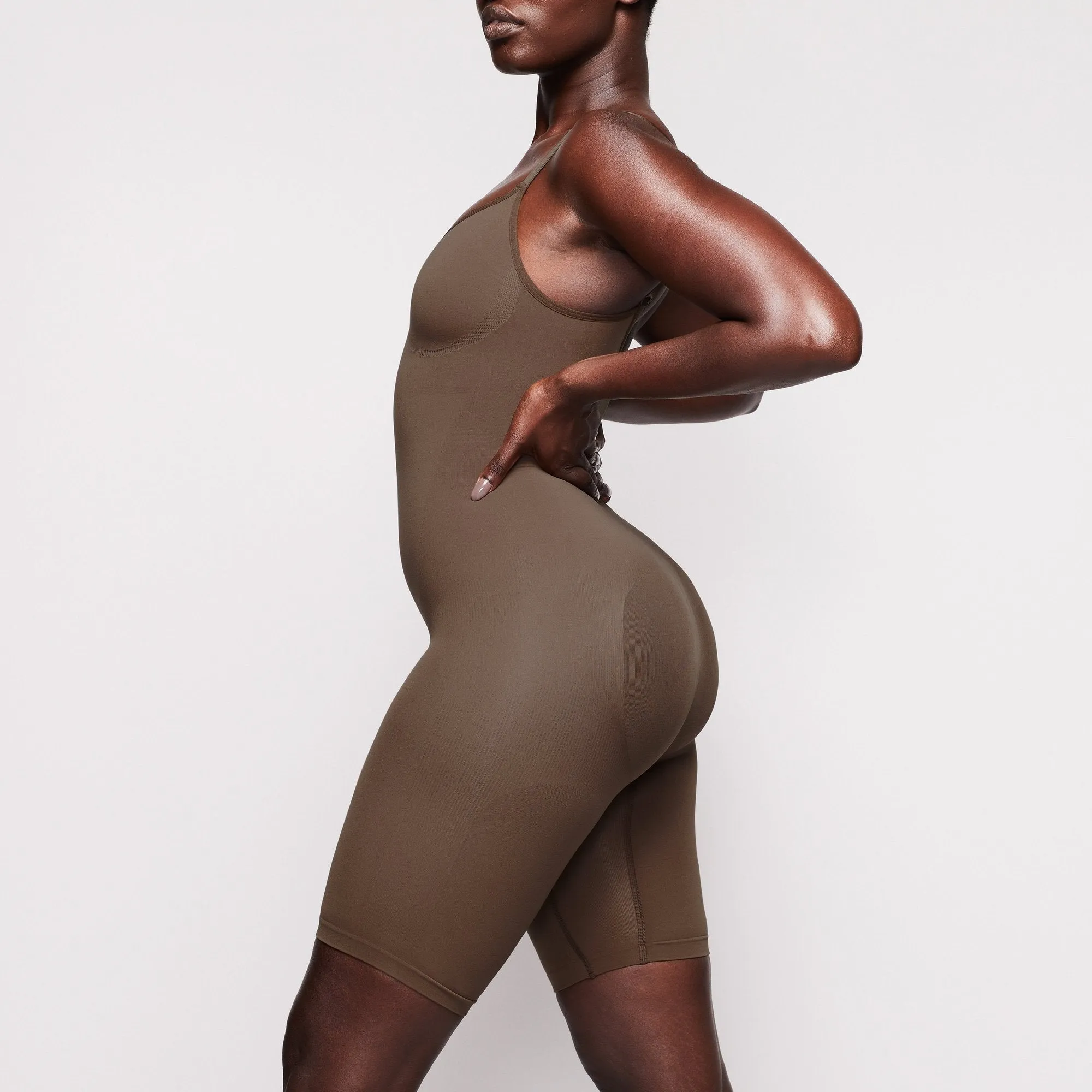 SCULPTING BODYSUIT MID THIGH W. OPEN GUSSET | OXIDE